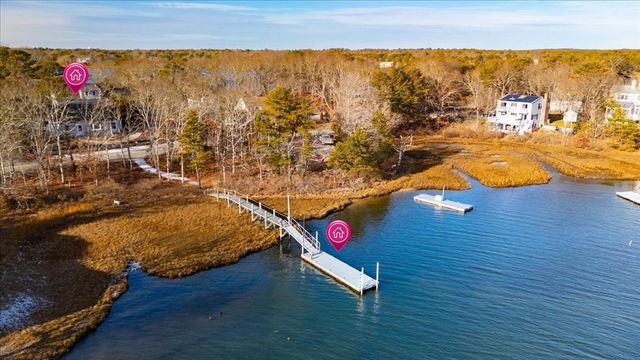 197 Monomoscoy Rd, Mashpee, MA 02649