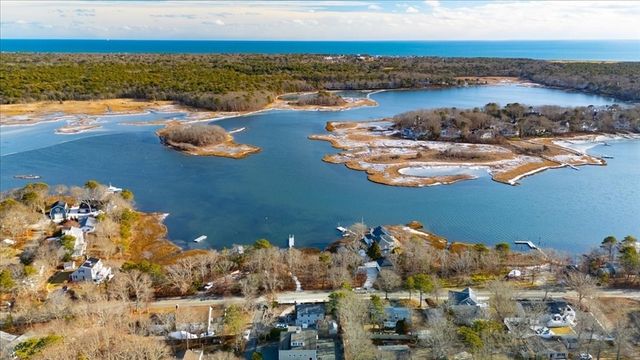 197 Monomoscoy Rd, Mashpee, MA 02649