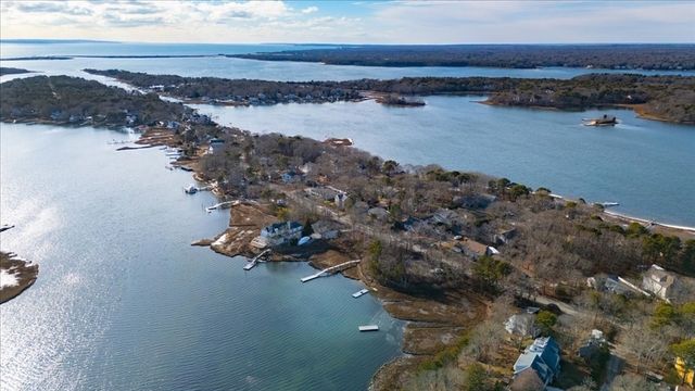 197 Monomoscoy Rd, Mashpee, MA 02649