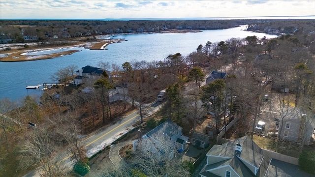 197 Monomoscoy Rd, Mashpee, MA 02649