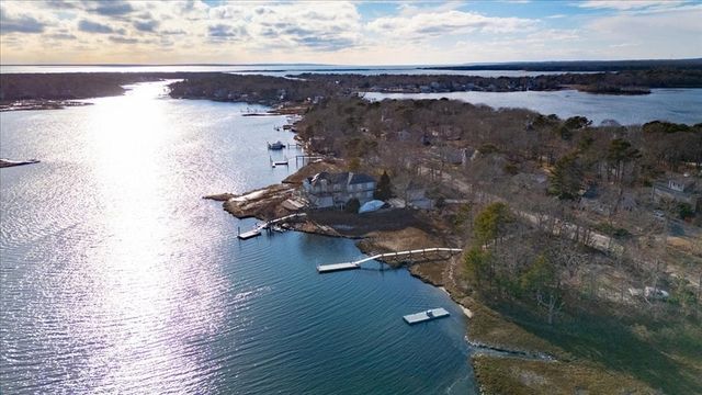 197 Monomoscoy Rd, Mashpee, MA 02649