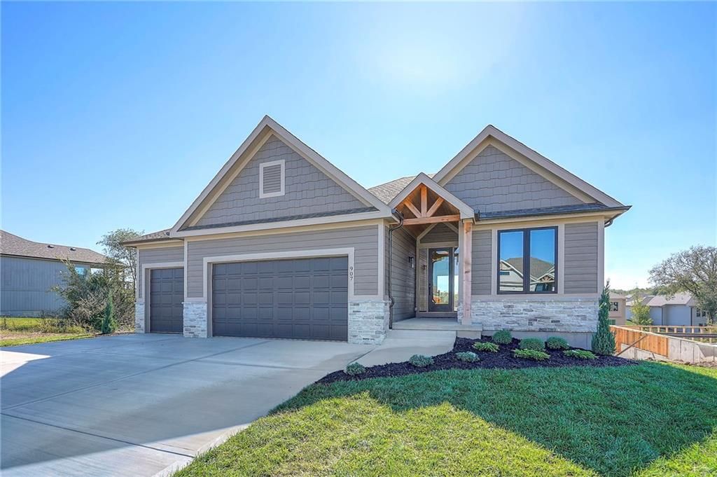 907 Savannah Lane, Greenwood, MO 64034