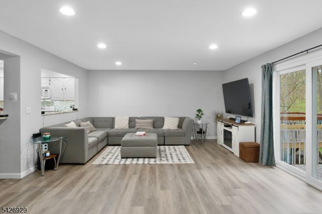 94 Edgefield Dr, Parsippany-troy Hills Twp., NJ 07950