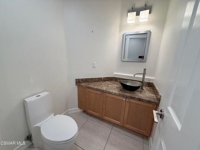 850 Ellesmere Way, Oak Park, CA 91377