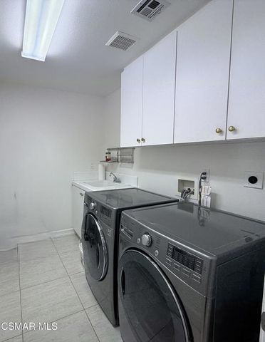 850 Ellesmere Way, Oak Park, CA 91377