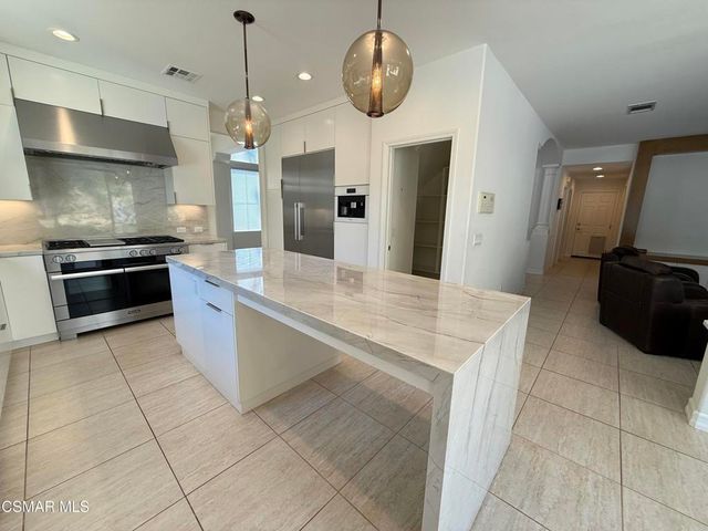 850 Ellesmere Way, Oak Park, CA 91377