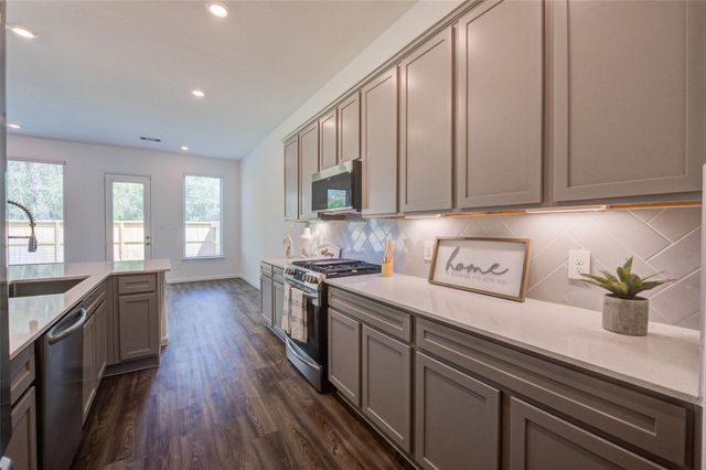 609 Royal Arch Drive, Conroe, TX 77304