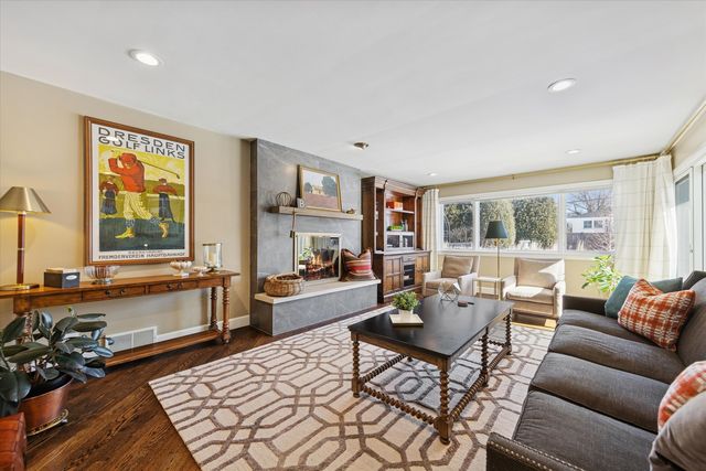 857 S Euclid Avenue, Elmhurst, IL 60126