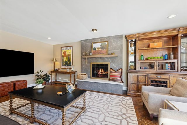 857 S Euclid Avenue, Elmhurst, IL 60126