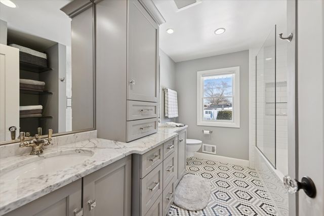 857 S Euclid Avenue, Elmhurst, IL 60126