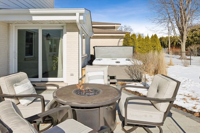 857 S Euclid Avenue, Elmhurst, IL 60126