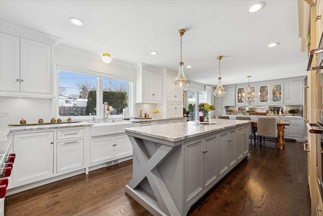 857 S Euclid Avenue, Elmhurst, IL 60126