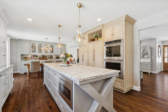 857 S Euclid Avenue, Elmhurst, IL 60126