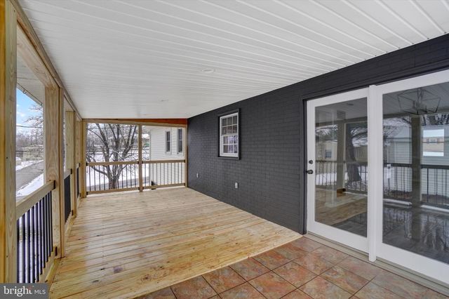 5 LOCUST CIR, Etters, PA 17319