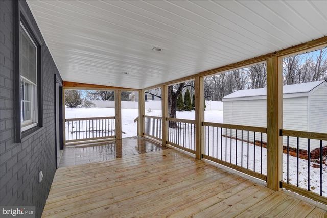 5 LOCUST CIR, Etters, PA 17319