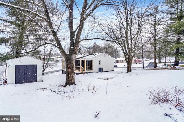 5 LOCUST CIR, Etters, PA 17319