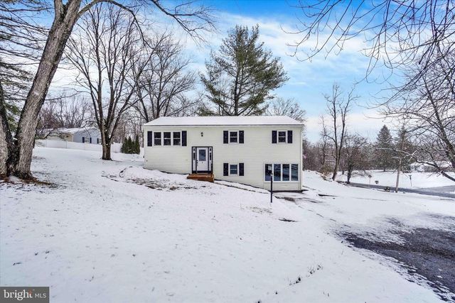 5 LOCUST CIR, Etters, PA 17319