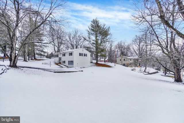 5 LOCUST CIR, Etters, PA 17319