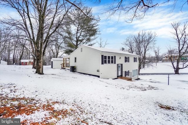 5 LOCUST CIR, Etters, PA 17319