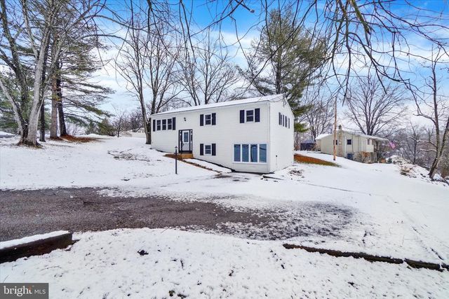 5 LOCUST CIR, Etters, PA 17319