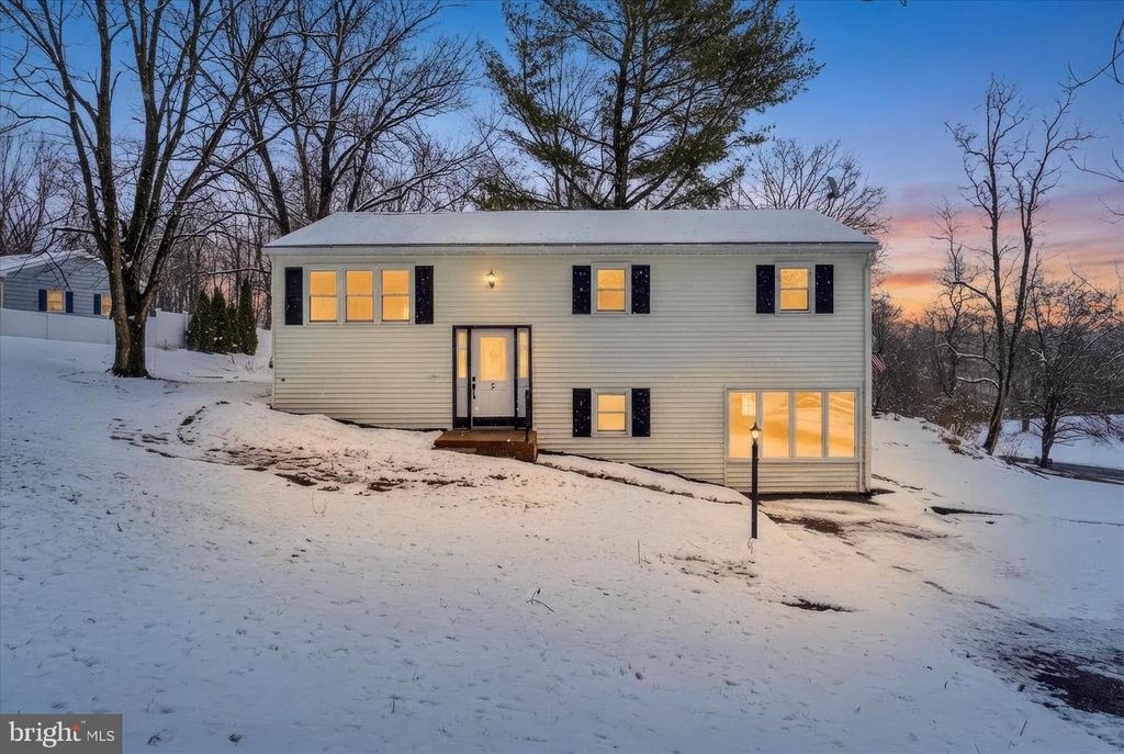 5 LOCUST CIR, Etters, PA 17319