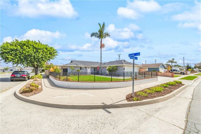 5921 Chinook Drive, Huntington Beach, CA 92647