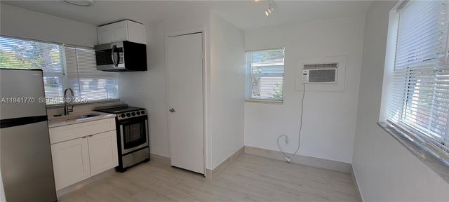 26 SE 13th Ter 1, Dania Beach, FL 33004