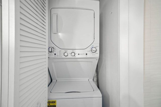 341 Lakeview Drive 203, Weston, FL 33326