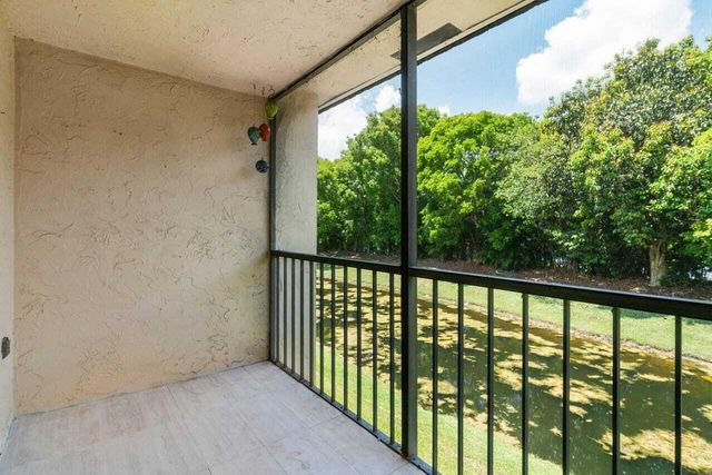 341 Lakeview Drive 203, Weston, FL 33326