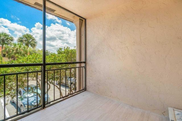 341 Lakeview Drive 203, Weston, FL 33326