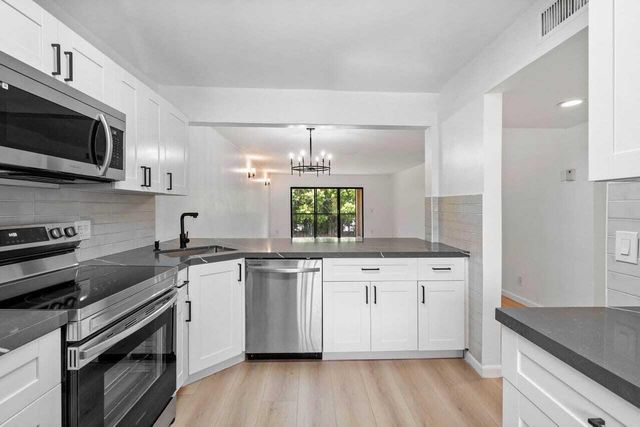 341 Lakeview Drive 203, Weston, FL 33326