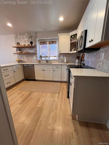 800 Saint Johns Boulevard, Lincoln Park, MI 48146