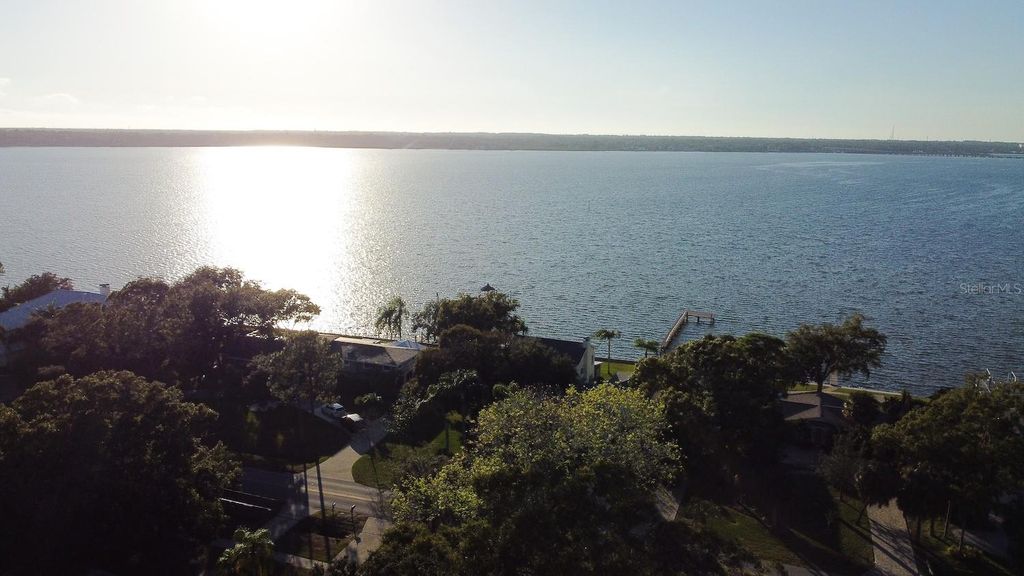 Image 11 of property listing at 405 SHORE DRIVE E, Oldsmar, FL 34677