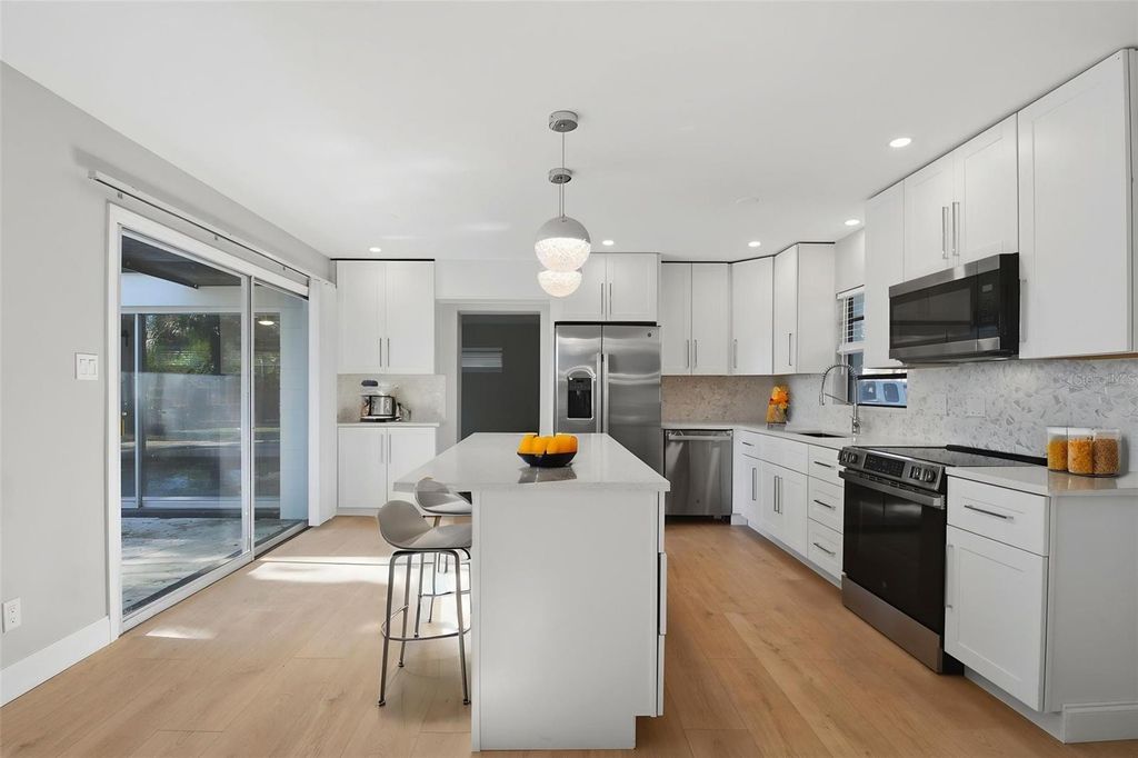 Image 19 of property listing at 405 SHORE DRIVE E, Oldsmar, FL 34677