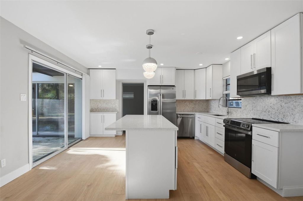 Image 24 of property listing at 405 SHORE DRIVE E, Oldsmar, FL 34677