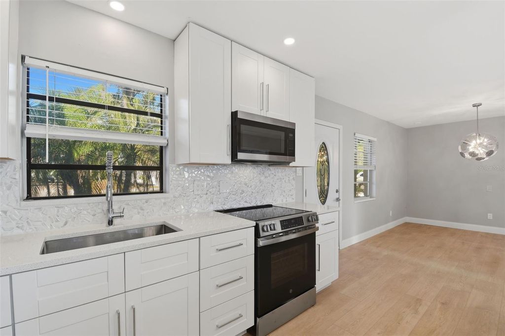 Image 27 of property listing at 405 SHORE DRIVE E, Oldsmar, FL 34677