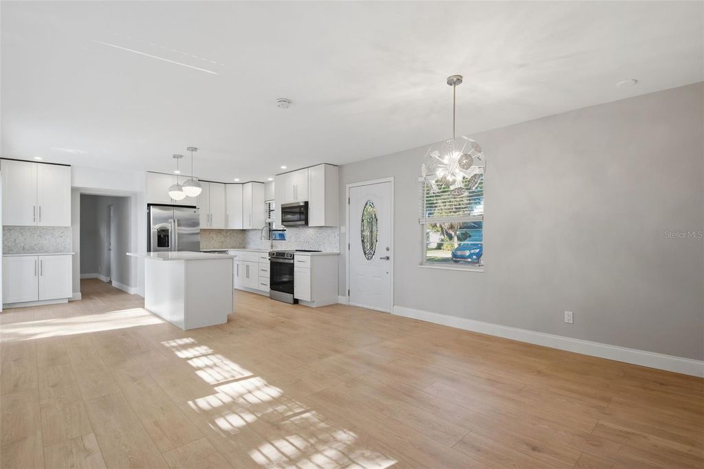 Image 32 of property listing at 405 SHORE DRIVE E, Oldsmar, FL 34677