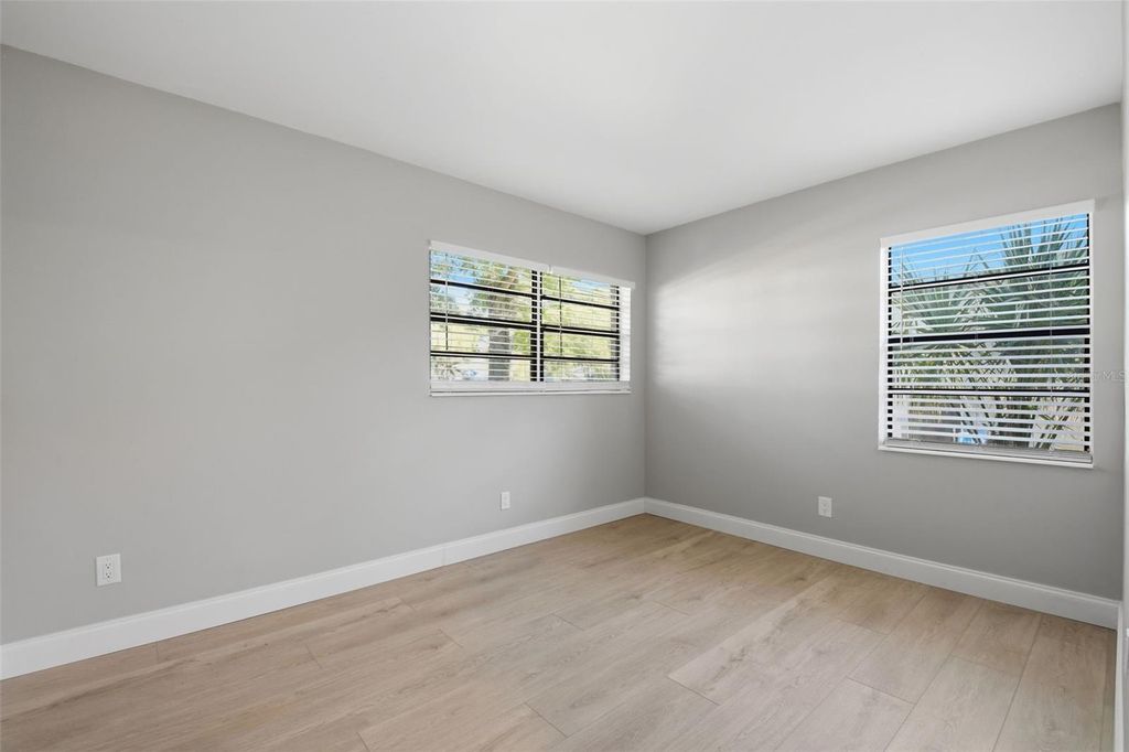 Image 33 of property listing at 405 SHORE DRIVE E, Oldsmar, FL 34677