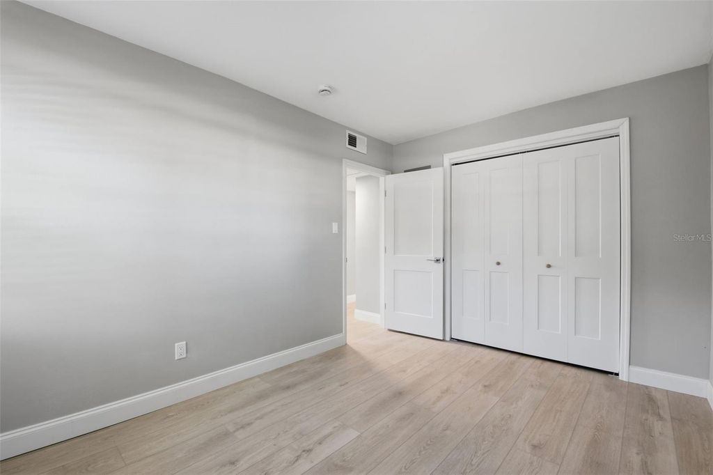 Image 35 of property listing at 405 SHORE DRIVE E, Oldsmar, FL 34677