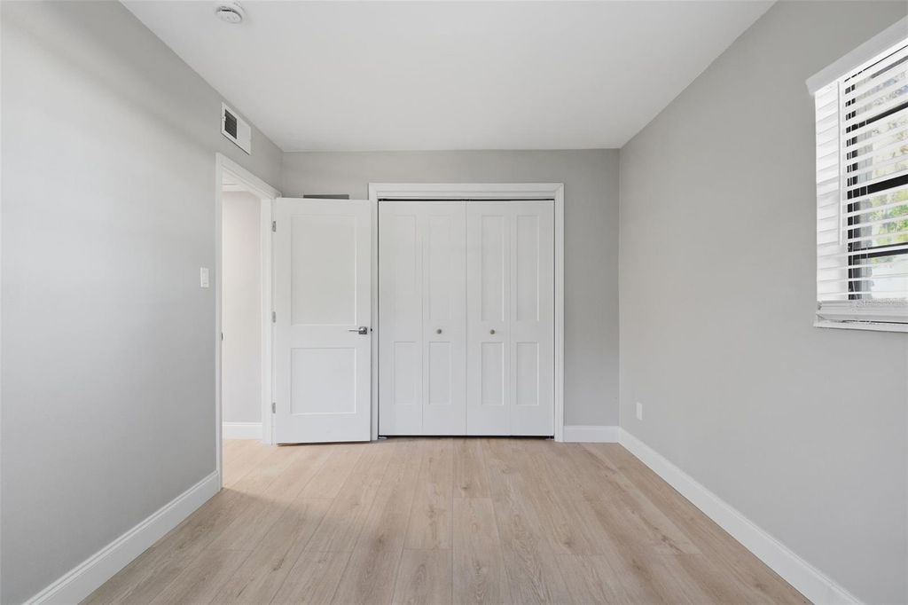 Image 36 of property listing at 405 SHORE DRIVE E, Oldsmar, FL 34677