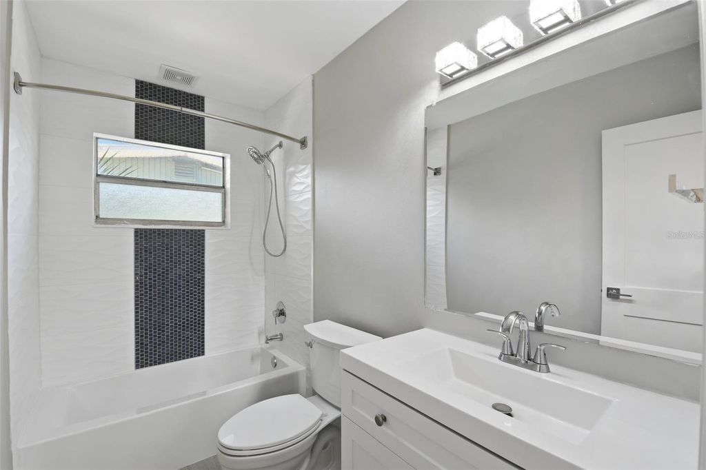 Image 37 of property listing at 405 SHORE DRIVE E, Oldsmar, FL 34677