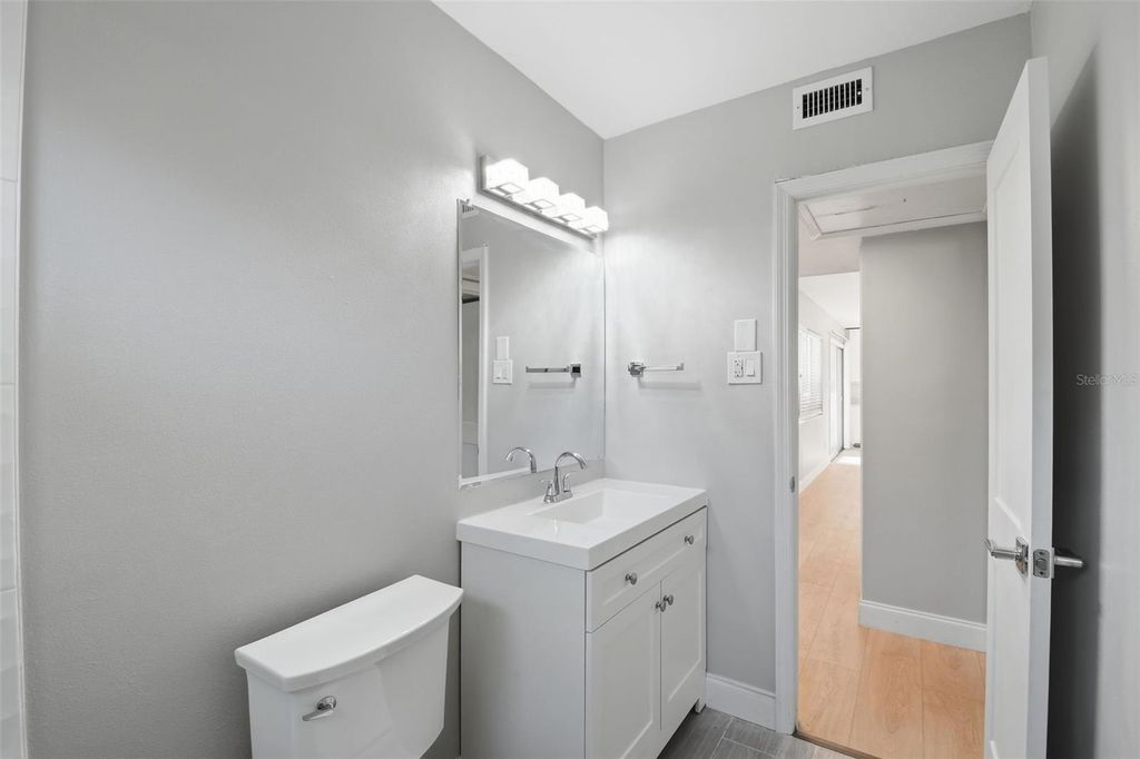 Image 38 of property listing at 405 SHORE DRIVE E, Oldsmar, FL 34677