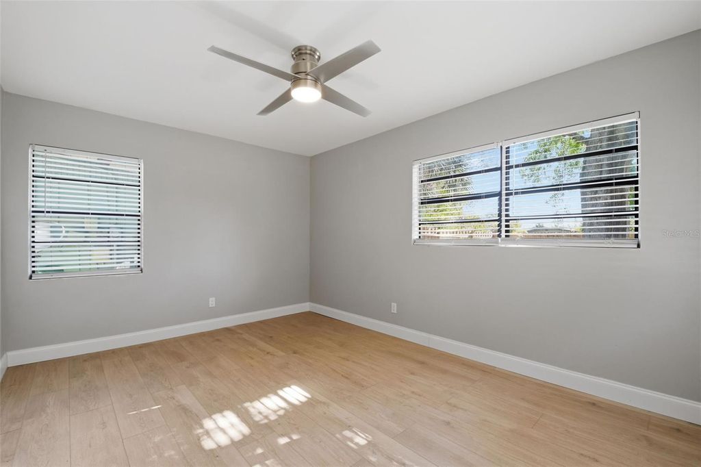 Image 39 of property listing at 405 SHORE DRIVE E, Oldsmar, FL 34677