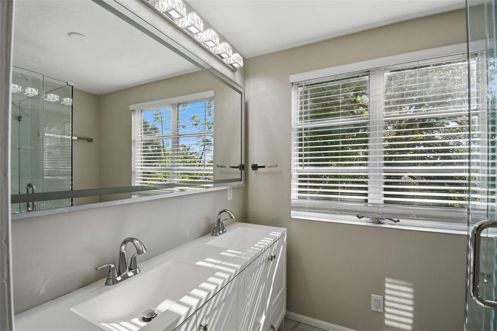 Image 49 of property listing at 405 SHORE DRIVE E, Oldsmar, FL 34677