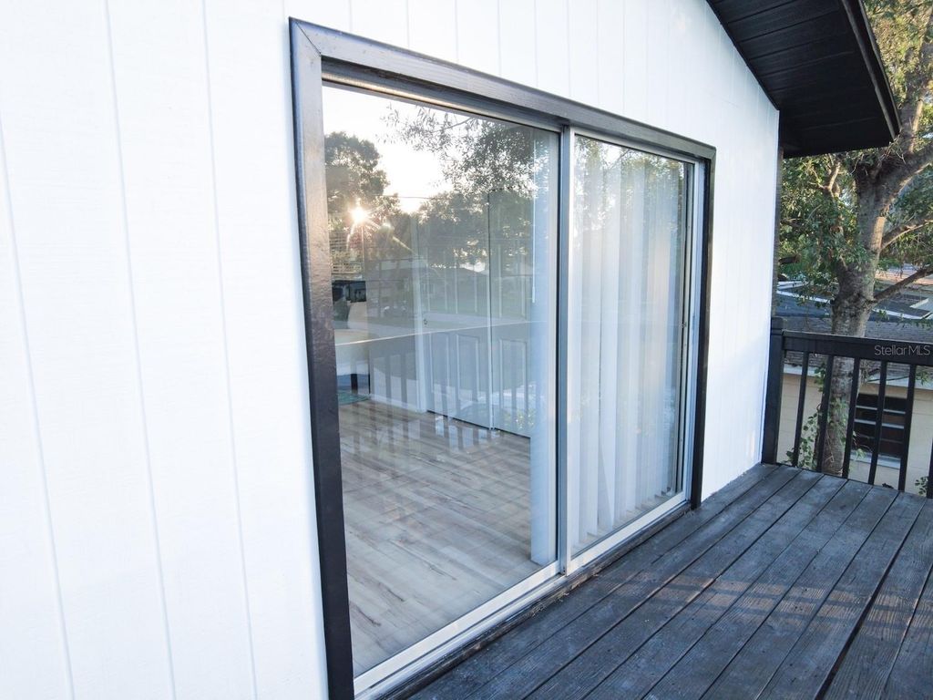 Image 7 of property listing at 405 SHORE DRIVE E, Oldsmar, FL 34677