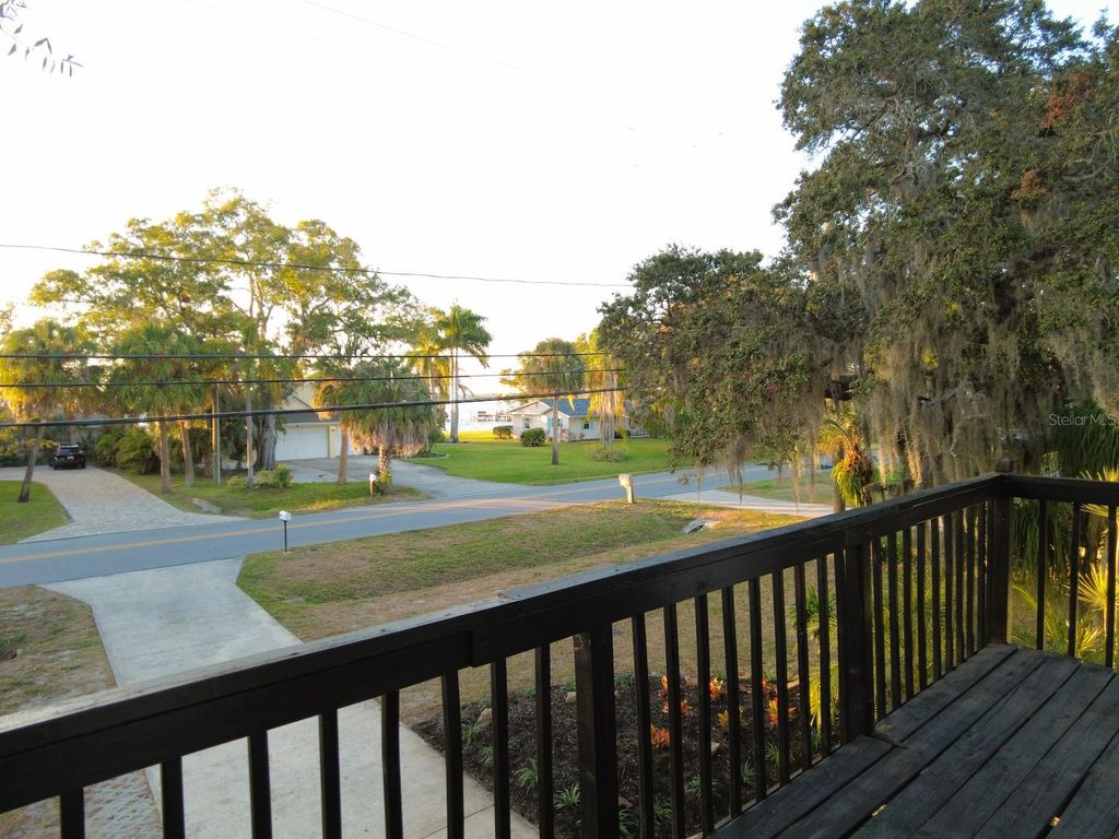 Image 8 of property listing at 405 SHORE DRIVE E, Oldsmar, FL 34677