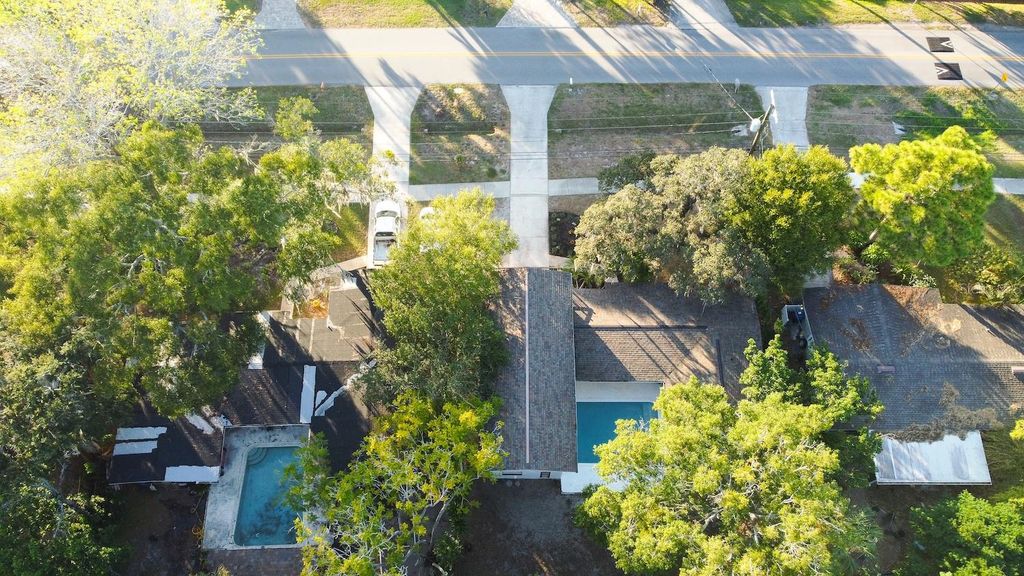 Image 9 of property listing at 405 SHORE DRIVE E, Oldsmar, FL 34677