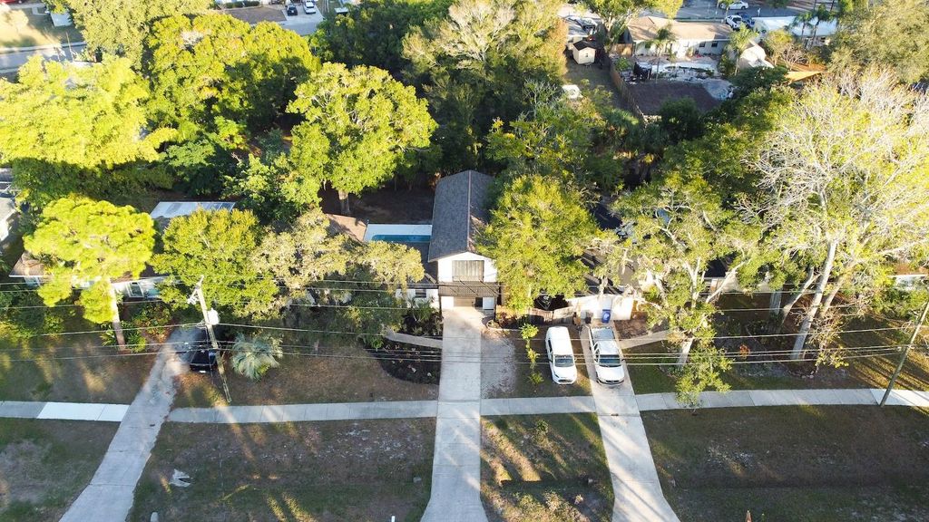 Image 10 of property listing at 405 SHORE DRIVE E, Oldsmar, FL 34677