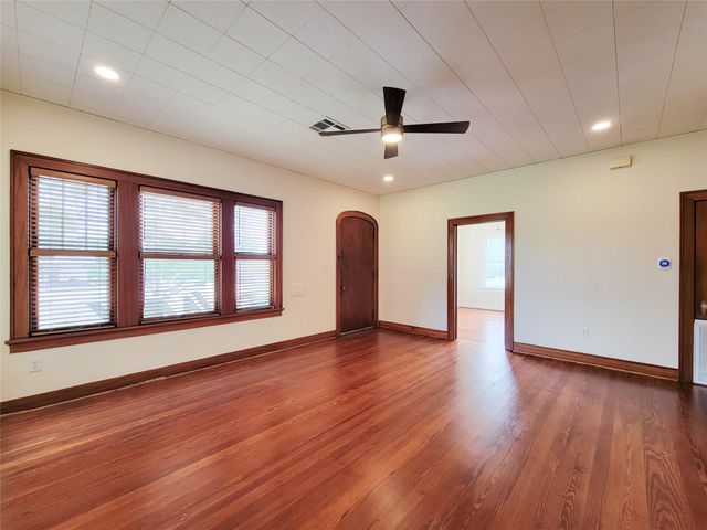 1502 S Market Street, Brenham, TX 77833