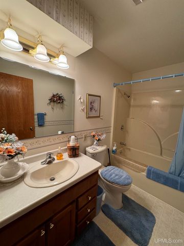 W5940 Springview Dr, Norway, MI 49870
